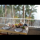 Essen können wir auf unserem verglasten Balkon mit Blick auf Palmen, den Strand und das Mittelmeer